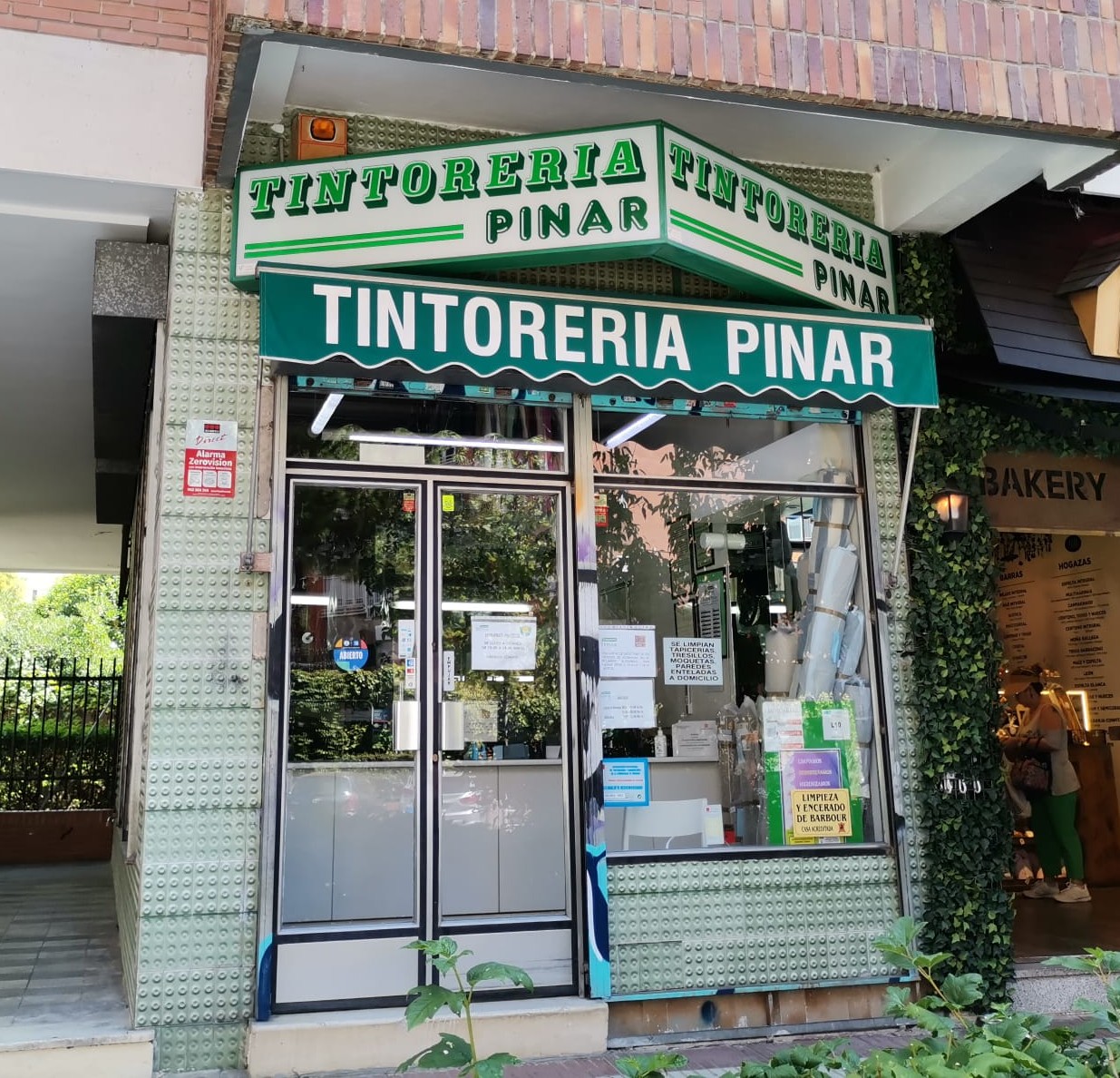 Fachada de la tintorería